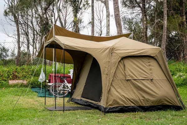 Montaje Carpas Familiares Camping Que Rodea Naturaleza Parque Vacaciones Caravana —  Fotos de Stock