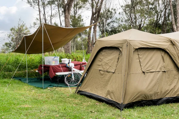 Montaje Carpas Familiares Camping Que Rodea Naturaleza Parque Vacaciones Caravana —  Fotos de Stock