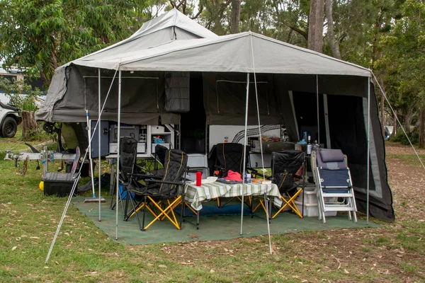 Wohnmobil Anhänger Campen Auf Dem Ferienwohnmobilstellplatz Reisekonzept Für Familienausflüge — Stockfoto