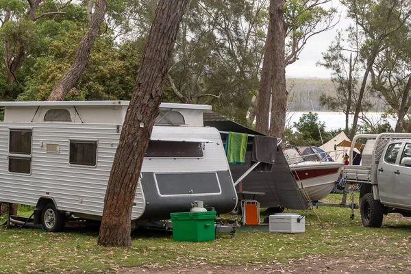 Wohnmobil Wohnmobil Auf Einem Campingplatz Auf Dem Von Natur Umgebenen — Stockfoto