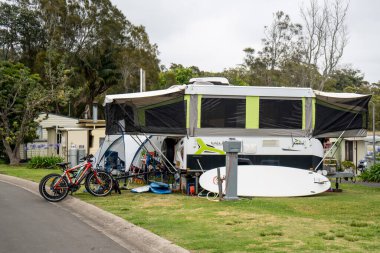 Bendalong 'da. Avustralya 2020-12-22 Jayco Eagle Outback karavan karavanı tatil karavan parkında kamp alanında. Aile kampı