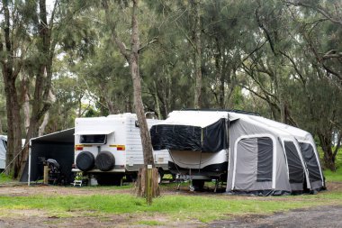 Doğayla çevrili tatil karavan parkındaki bir kamp alanında çeşitli karavan karavanları. Kamp tatili