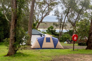 Karavan tatil parkının çevresindeki kamp alanında aile çadırı. Kamp tatili
