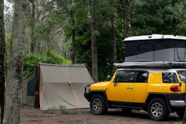 Bendalong, Avustralya 2021-12-24 Toyota FJ kruvazör arabası ve çatıda kamp yapan bir çadır. Seyahat tatili.