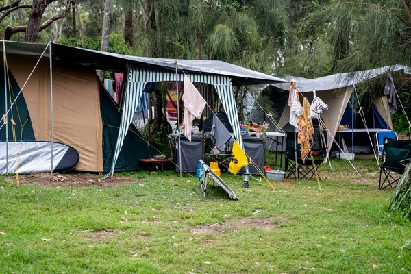 Karavan Tatil Parkında Doğayla Içe Olan Bir Kamp Yerine Aile — Stok fotoğraf
