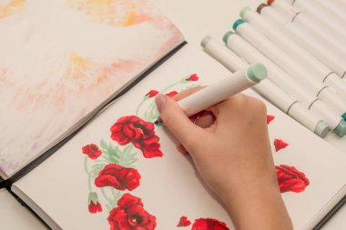 El çizimi kırmızı haşhaş çelengi çizimi. Çizim defterinde alkol bazlı çizim işaretleri var. Anma Günü ve Anzak Günü.