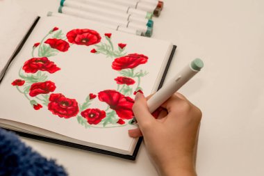 El çizimi kırmızı haşhaş çelengi çizimi. Çizim defterinde alkol bazlı çizim işaretleri var. Anma Günü ve Anzak Günü.