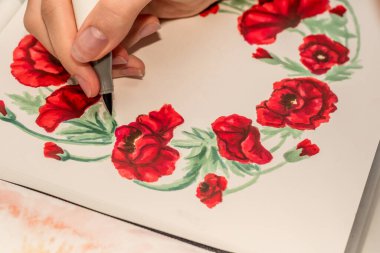 El çizimi kırmızı haşhaş çelengi çizimi. Çizim defterinde alkol bazlı çizim işaretleri var. Anma Günü ve Anzak Günü.