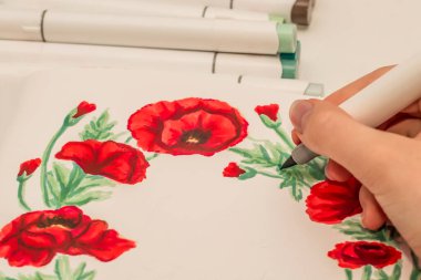 El çizimi kırmızı haşhaş çelengi çizimi. Çizim defterinde alkol bazlı çizim işaretleri var. Anma Günü ve Anzak Günü.