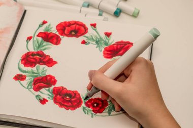 El çizimi kırmızı haşhaş çelengi çizimi. Çizim defterinde alkol bazlı çizim işaretleri var. Anma Günü ve Anzak Günü.