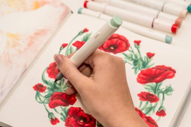 El çizimi kırmızı haşhaş çelengi çizimi. Çizim defterinde alkol bazlı çizim işaretleri var. Anma Günü ve Anzak Günü.