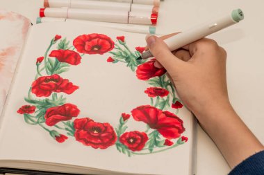 El çizimi kırmızı haşhaş çelengi çizimi. Çizim defterinde alkol bazlı çizim işaretleri var. Anma Günü ve Anzak Günü.