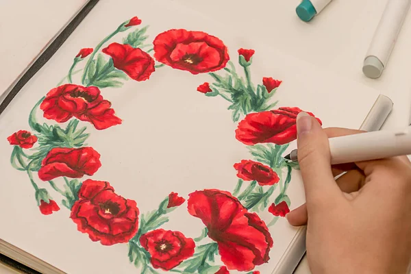 El çizimi kırmızı haşhaş çelengi çizimi. Çizim defterinde alkol bazlı çizim işaretleri var. Anma Günü ve Anzak Günü.