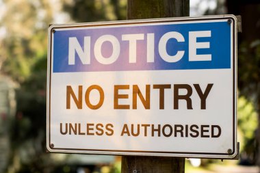 Dikkat edin. Tahta bir direğe izin verilmedikçe giremezsiniz..