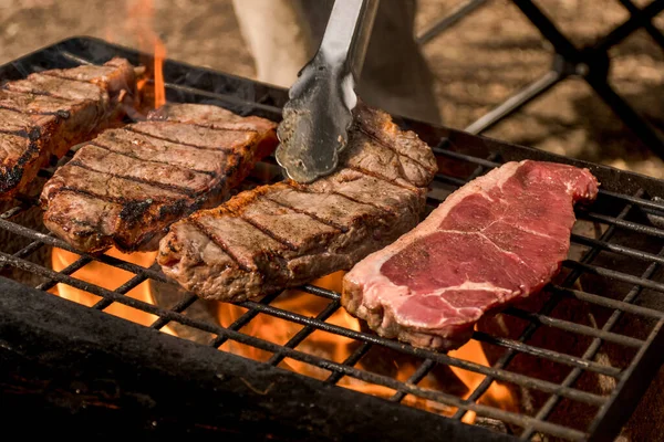 Beef Steaks Grilling Cast Iron Grlill Plate Camp Fire Campfire — Stok fotoğraf