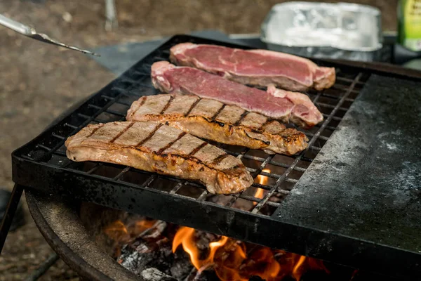 Rundsteaks Grillen Een Gietijzeren Grillplaat Een Kampvuur Kampvuur Camping Koken — Stockfoto