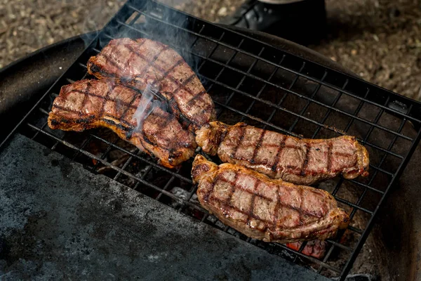 Beef Steaks Grilling Cast Iron Grlill Plate Camp Fire Campfire — 스톡 사진