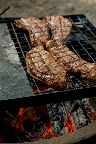 Beef Steaks Grilling Cast Iron Grlill Plate Camp Fire Campfire — Stok fotoğraf