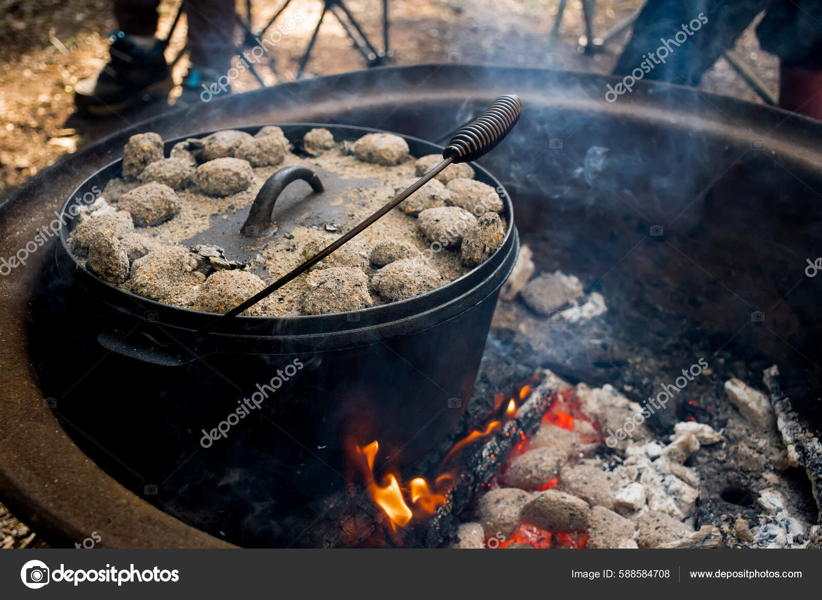 Dutch Oven Camp Cooking Coal Briquettes Beads Top Campfire Firepit Stock  Photo by ©Daria_Nipot 588584708