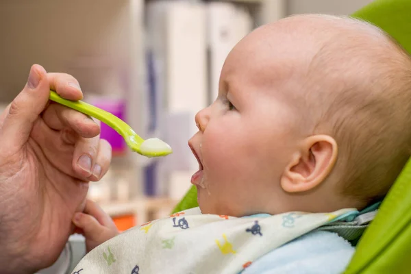 Alimentando Bebezinho Com Uma Colher Cheia Mingau Arroz Bebê Primeiro — Fotografia de Stock