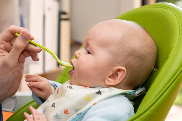 Alimentando Bebezinho Com Uma Colher Cheia Mingau Arroz Bebê Primeiro — Fotografia de Stock