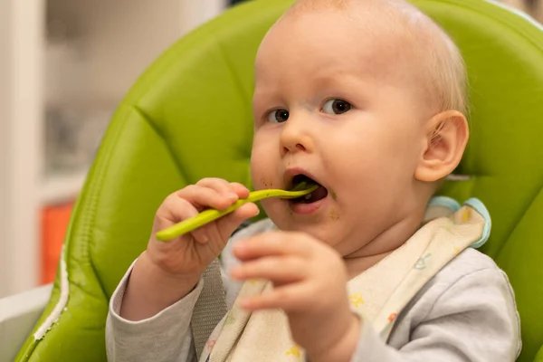 Pequeno Bebê Brincando Alimentando Com Colher Sentada Cadeira Alta Bebê — Fotografia de Stock