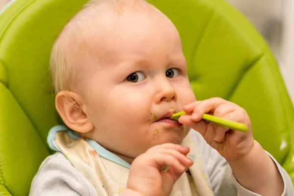 Pequeno Bebê Brincando Alimentando Com Colher Sentada Cadeira Alta Bebê — Fotografia de Stock