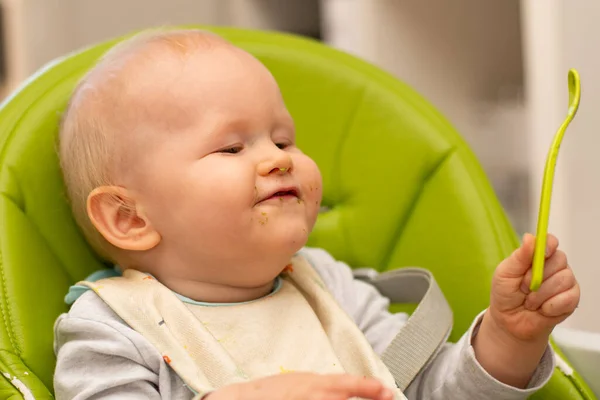 Pequeno Bebê Brincando Alimentando Com Colher Sentada Cadeira Alta Bebê — Fotografia de Stock