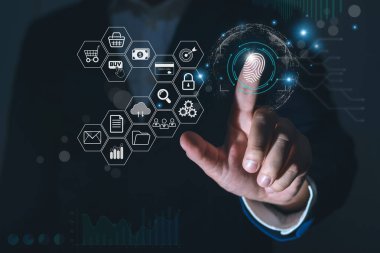 İş adamı kişisel bilgilere, dijital bankacılığa, yatırıma, ödemeye ve alışverişe çevrimiçi olarak, depolamaya ve geniş bir veritabanına erişmek için parmak izi tanımlamasını kullanıyor. Güvenlik erişimi için yenilik teknolojisi.
