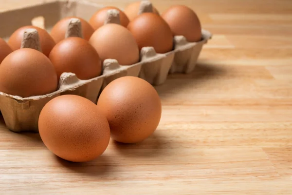 Huevos Pollo Caja Cartón Sobre Mesa Madera — Foto de Stock