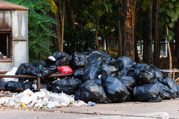 Haufen Schwarzer Plastik Müllsäcke — Stockfoto