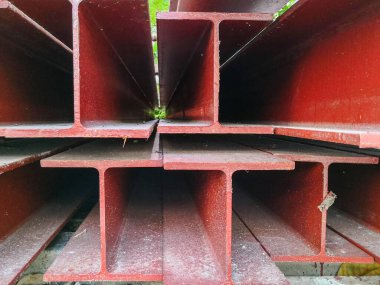 Yapı yapımına hazırlanan çelik kiriş boyası kırmızı renk.