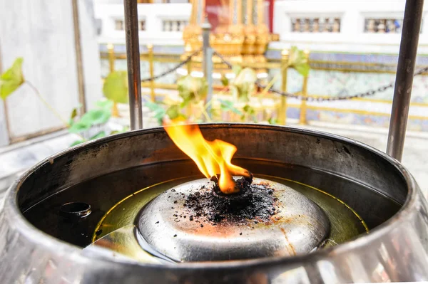 Fuego Ardiendo Lámpara Aceite Templo Tazón Aluminio — Foto de Stock