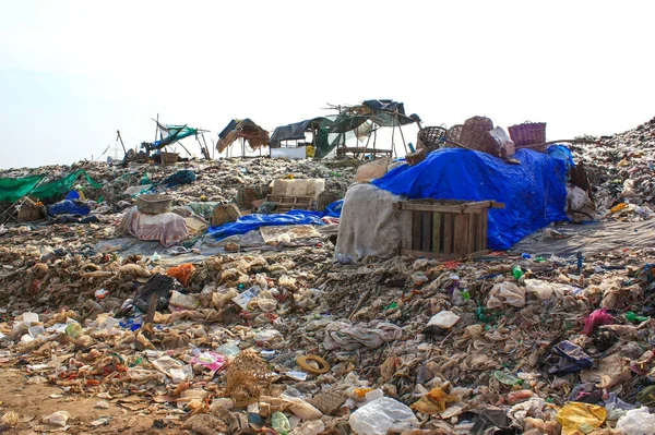 城市垃圾堆和垃圾填埋场中的旧农舍 环境污染 — 图库照片