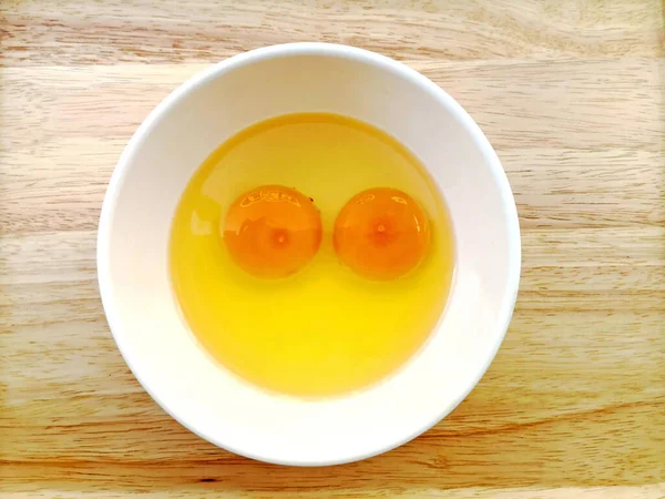 Rauwe Eieren Schaal Houten Tafel Achtergrond Met Knippad — Stockfoto