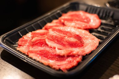 Yakiniku usulü ızgara için plastik tabakta çiğ et ya da et..