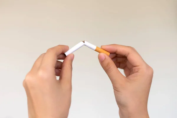 Femme Mains Tenant Cassant Cigarette Pour Arrêter Fumer Cessez Fumer Images De Stock Libres De Droits