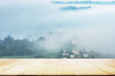 Ürünü dağ arkasına yerleştirmek için perspektif ahşap