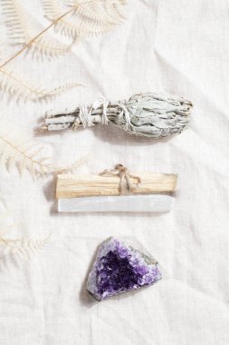 Palo Santo selenit, kurutulmuş adaçayı ve kurutulmuş ametist, ritüel için sihirli kaya, cadılık, ruhsal uygulama, meditasyon. Ezoterik yaşam dengesi
