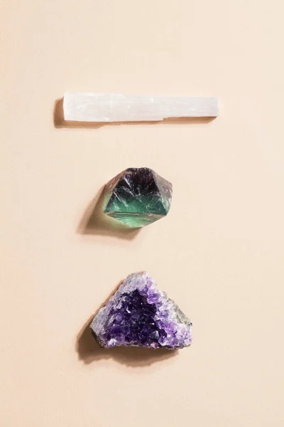 ベージュ地に紫のアメジスト結晶 セレナイトと蛍石 儀式用の魔法の岩 精神的な練習 — ストック写真