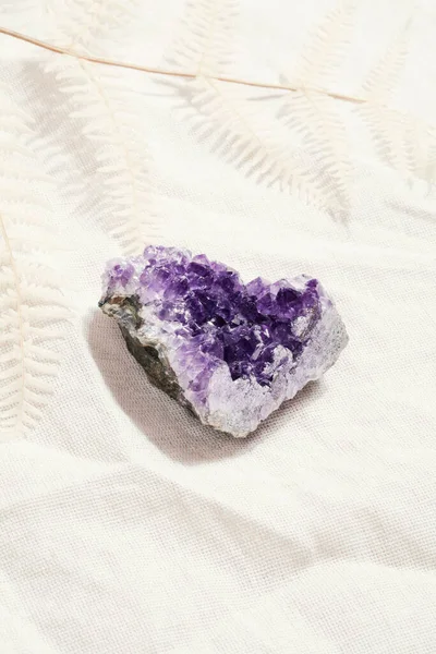 鉄と灰色のリネンの上に石の上に生の紫のアメジストクリスタルを捨て 儀式のための魔法の岩 精神的な練習 — ストック写真