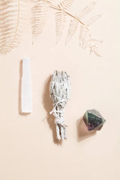 ベージュ地に乾燥セージ セレナイトと蛍石 儀式のための魔法の岩 魔女工芸品 精神的な練習 — ストック写真