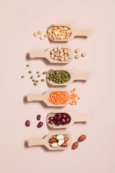 巴巴多斯蛋白质的来源 鹰嘴豆 米色背景的木制勺子 健康素食 — 图库照片