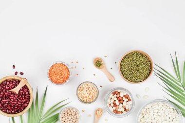 Vegan protein kaynağı. Fasulye, bezelye, nohut, mercimek, fasulye, beyaz arka planda fıstık. Sağlıklı vejetaryen yemekleri. Boşluğu kopyala