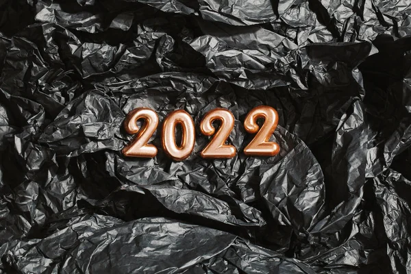 Números 2022 sobre fondo arrugado negro. arriba ver concepto de celebración de año nuevo. — Foto de Stock