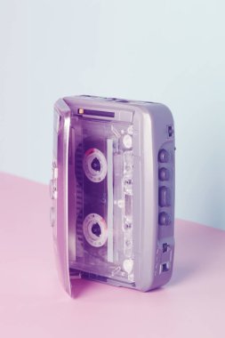 Neon renkli kaseti olan eski bir ses oynatıcı. retro biçimi. 