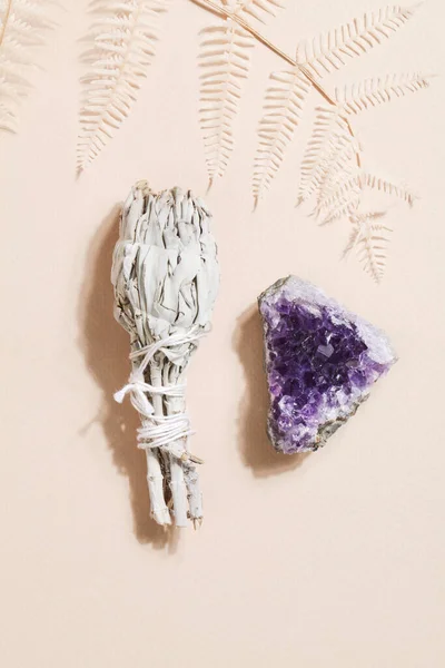 ベージュ地に干しセージとアメジスト、儀式のための魔法の岩、魔術、精神的な練習、瞑想. — ストック写真