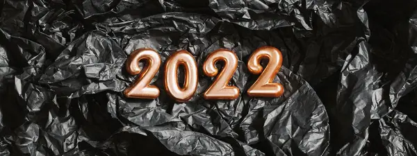 Números 2022 sobre fondo arrugado negro. arriba ver concepto de celebración de año nuevo. fondo de partido. — Foto de Stock