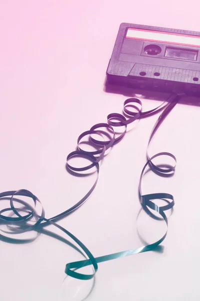 ネオンカラーの古いカセットテープ レトロなスタイル ヴィンテージ音楽のコンセプト — ストック写真