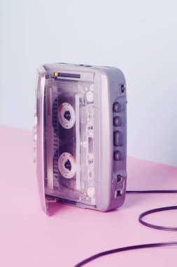 Neon renkli kaseti olan eski bir ses oynatıcı. Eski tarz. Klasik müzik konsepti